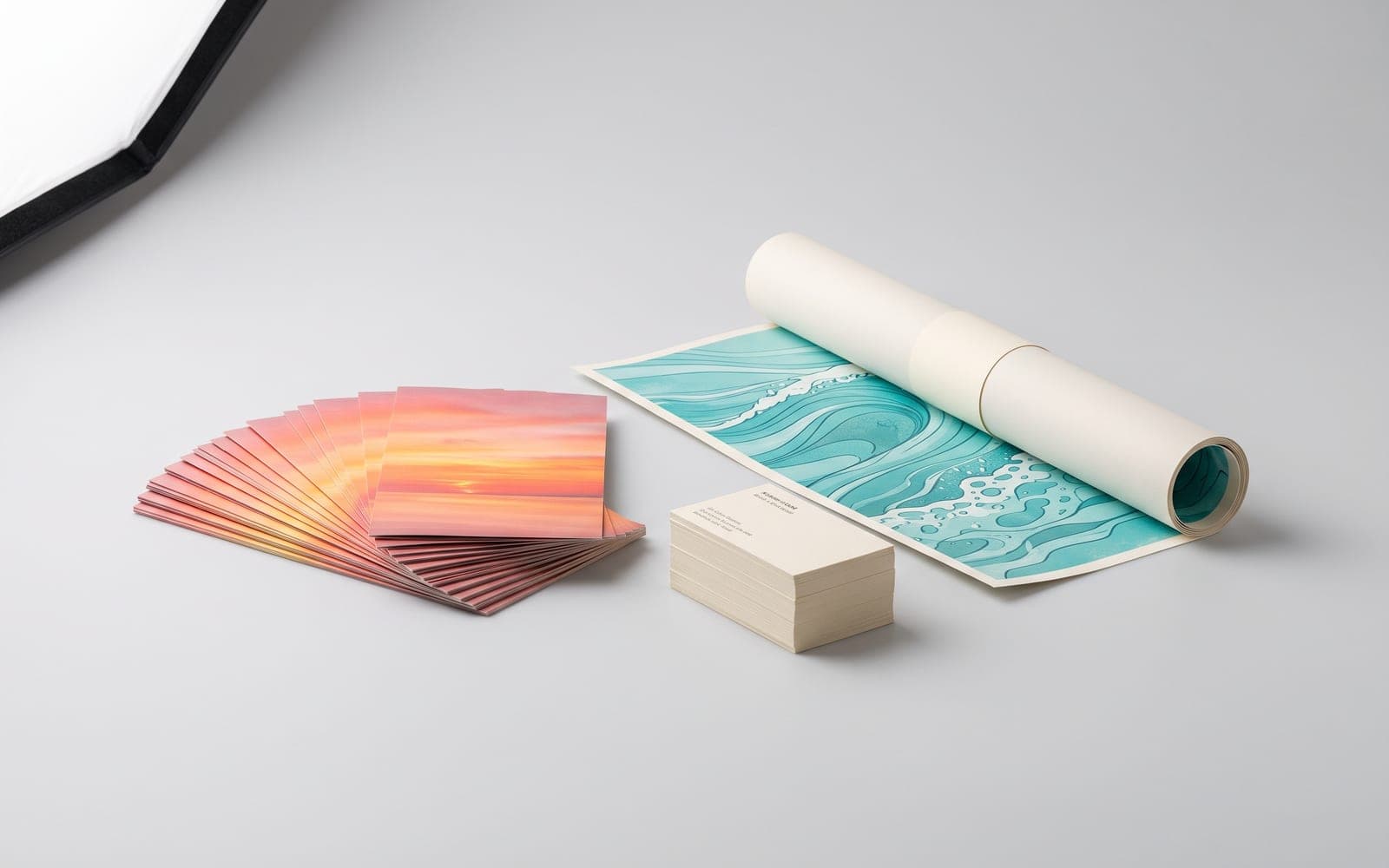 Flyers en éventail, cartes de visite empilées et affiche déroulée, imprimés par l'atelier.