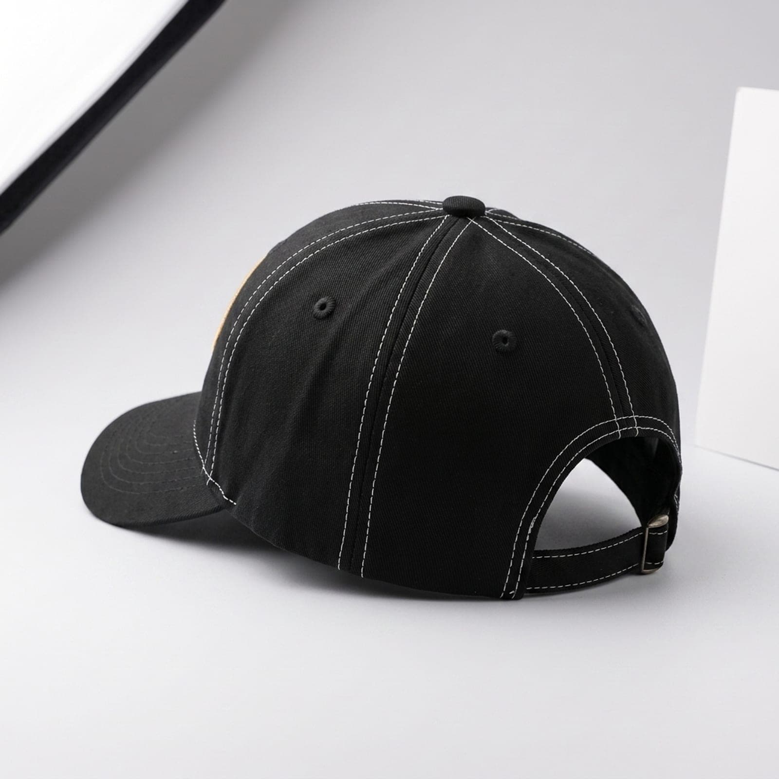Casquette, vue de trois quarts