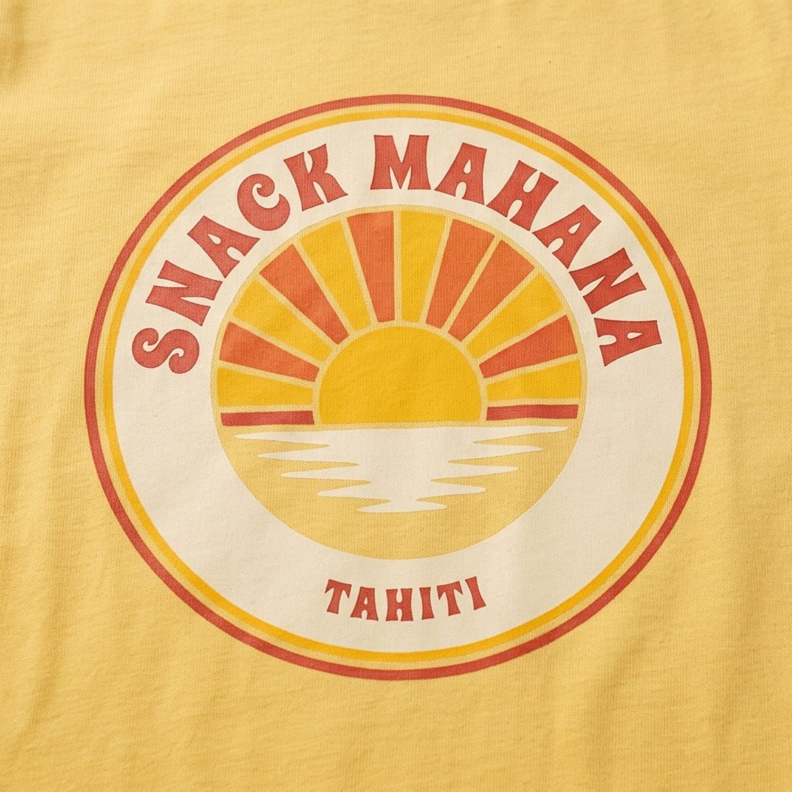 T-shirt enfant, gros plan sur le marquage